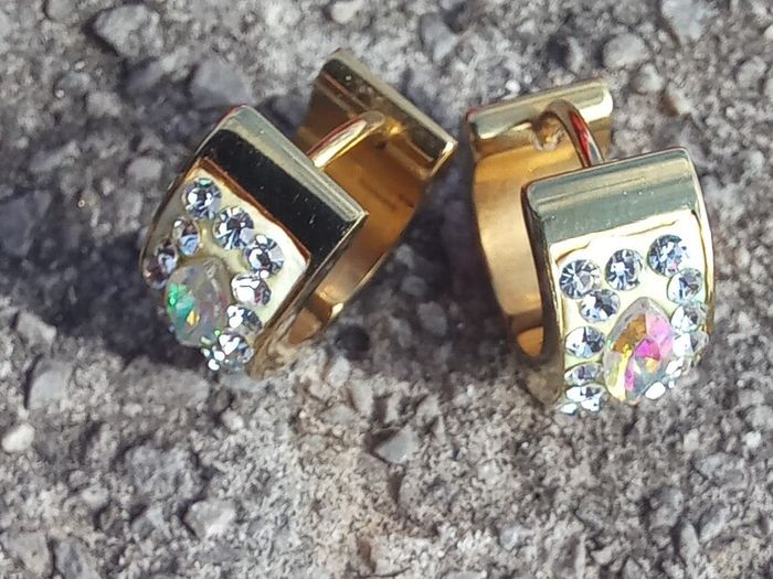 Vintage jewelry is sold individually for 5 to 10 euros