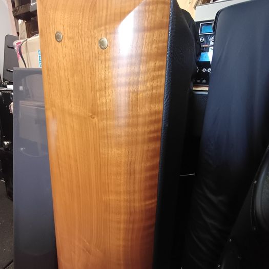 Hi End Audiophile Quality  Sonus Faber Grand Piano Domus Speakers - Gorgeous Hand Made in Italy  Stunning Real leather and piano Teak