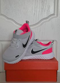 Girl's Nike runners NEW size UK 9.5