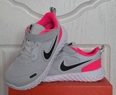 Girl's Nike runners NEW size UK 9.5