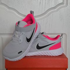 Girl's Nike runners NEW size UK 9.5