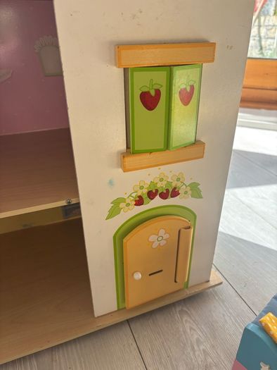 Le Toy Van wooden dolls house