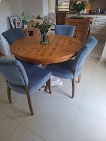 Solid wood round table with parquet top