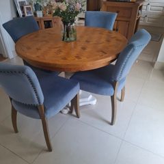 Solid wood round table with parquet top