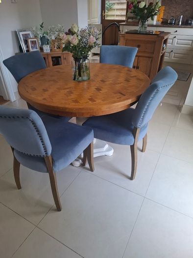 Solid wood round table with parquet top