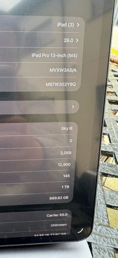 iPad Pro 1TB M4 chip Cellular with Magic Keyboard