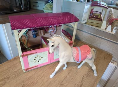 Glitter girl horse & stable
