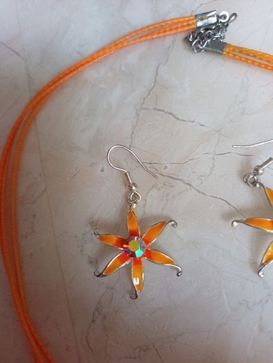 Costume  Necklace & Matching  Earrings.  Length  - 9"..