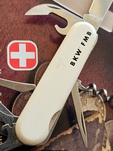 Vintage Wenger Traveler Discontinued Collectable Swiss Army Knife 85mm model