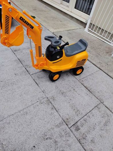 Junior Road Builder ride-on excavator