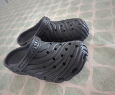 men's Crocs size 9