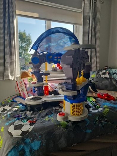 Bat cave base and figures