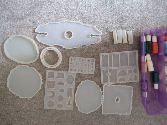 resin moulds and pigment bundle