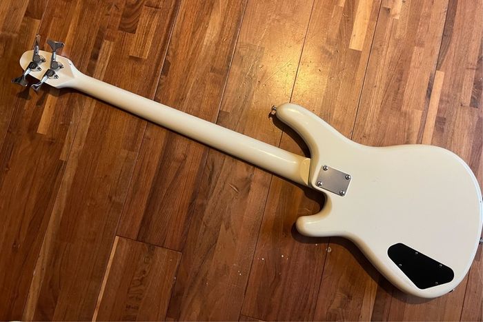 1988 Yamaha Motion B medium scale Bass