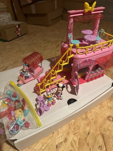 MINNIE AND DAISY Restaurant with bike