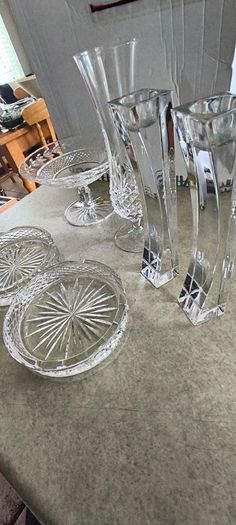 4 DIFFERENT ITMES- 1- Waterford Vintage Glandore Footed Candy Dish/ Compote 38.00 euro. 2- Set of 2 tipperary Vintage crystal Glass Coasters 18.00 euro. 3- Dublin Crystal bud vase 12.00 euro. 4- Nambe Lead Crystal Kissing Candle Sticks New 7 Inches Tall 1