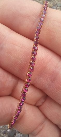 Vintage jewelry is sold individually for 5 to 10 euros