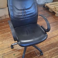 Black Padded Swivel Office Chair