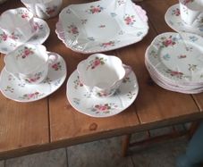 Shelley tea set Shelley dainty rose and red daisy pattern