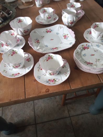 Shelley tea set Shelley dainty rose and red daisy pattern