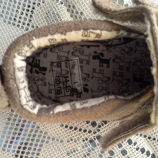 Boys brand new shoes size is 1 (uk 0.5)