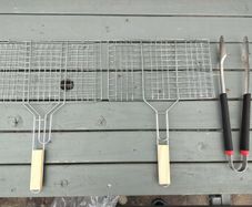 2 BBQ Grill Baskets + BBQ Tongs