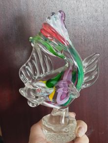 A decorative art glass fish figurine. glass.