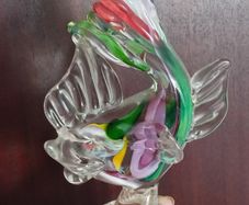 A decorative art glass fish figurine. glass.