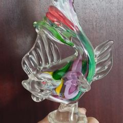 A decorative art glass fish figurine. glass.