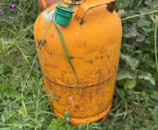 2x empty gas bottles