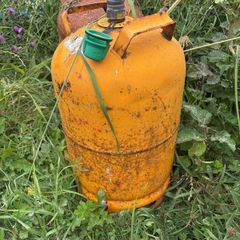 2x empty gas bottles