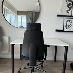 Office desk with improve posture chair