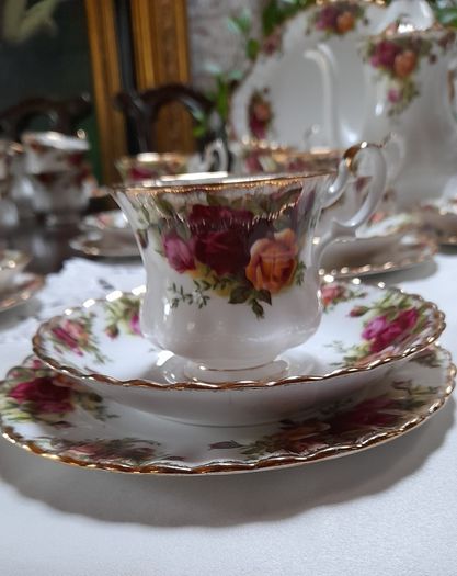 Royal Albert "Country Roses " trio