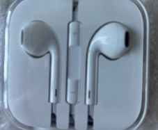 apple earpods brand new never used still in their box
