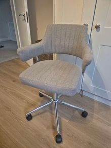 Swivel office chair