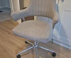 Swivel office chair
