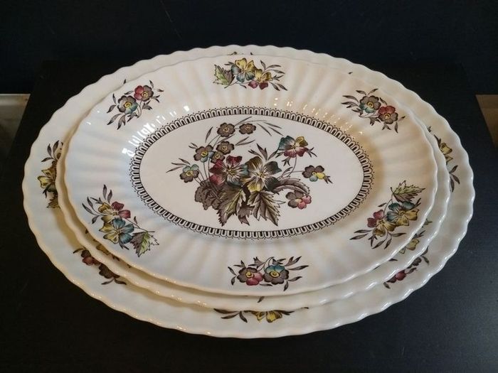 Beautiful Set of Three Vintage Graduated Wade Platters in the Meadow Pattern