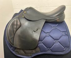 Black Country Quantum Jump Medium/Medium Wide 17.5" Black Saddle.