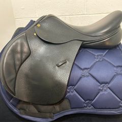 Black Country Quantum Jump Medium/Medium Wide 17.5" Black Saddle.