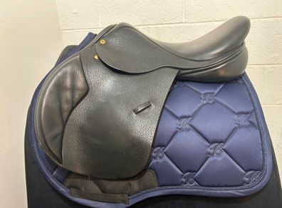 Black Country Quantum Jump Medium/Medium Wide 17.5" Black Saddle.