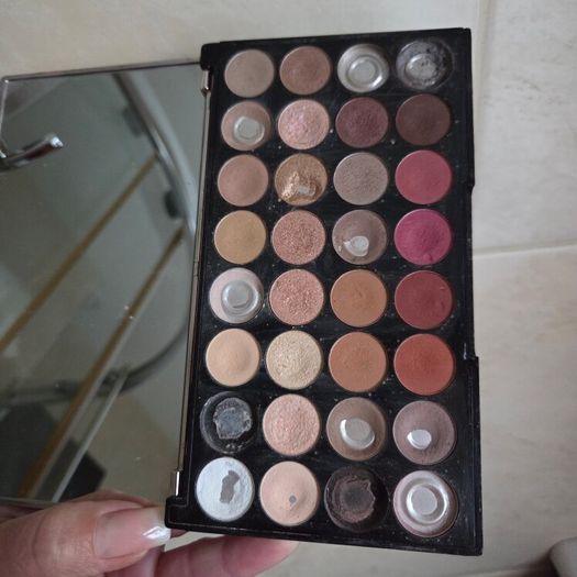 Revolution  Eyeshadow Palette