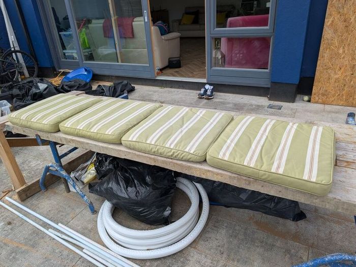 Free cushions (x4)
