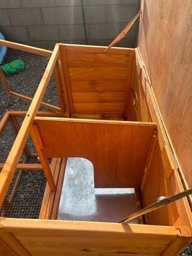Rabbit hutch / Cage
