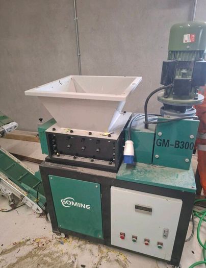 Cable shredder conveyor and granulator