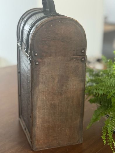 Vintage-style wooden wine gift box