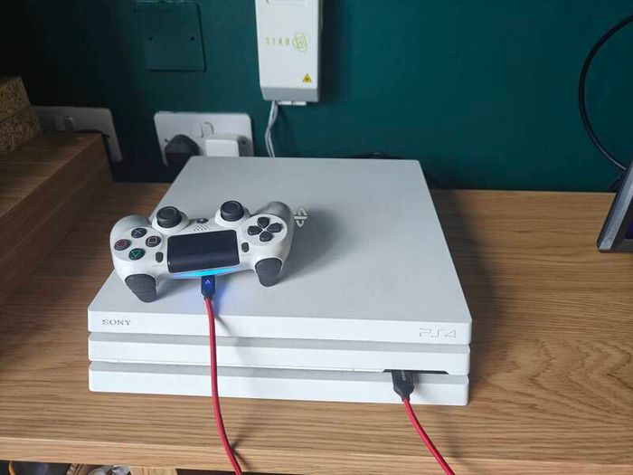 PS4 Pro 1TB White