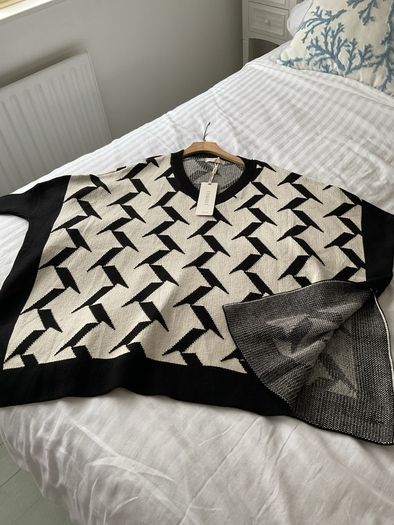 jumper nwt exquiss's brand freesize over sized jumper with side slits black & cream