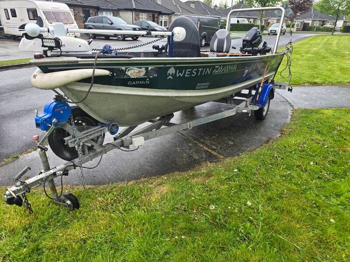Boat "Lund 16ft Predator fishing boat with Livescope LVS32"