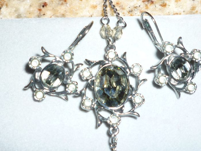 Necklace Pendant Earring Set.  Vintage chain & ear rings