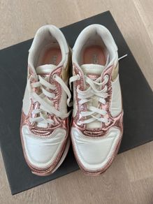 Hoff Ladies Size 4 Runners with metallic detail